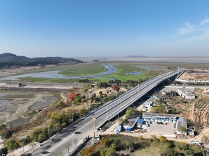 沿湖南路位于云梦路西侧，长710米，宽30米，为城市次干道，已于2017年6月建成通车。