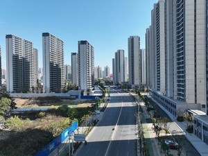 求索西路位于环球中心一期，北侧长834.4米，宽40米，为城市主干路，已于2021年10月通车。