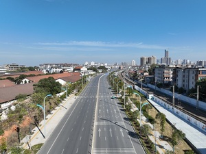 建设南路项目位于恒大南湖半岛西侧，长1225米，宽45米，双向八车道，为城市主干道，已于2022年10月通车。